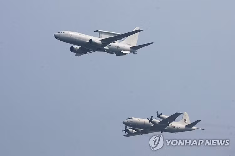 Đội hình máy bay tác chiến điện tử gồm máy bay săn ngầm P-3 Orion và máy bay chỉ huy – cảnh báo sớm trên không Boeing 737 AEW&amp;C của Không quân Hải quân Hàn Quốc. Nguồn ảnh: Yonhap.