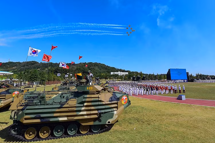 Theo hãng tin Yonhap của Hàn Quốc đưa tin cho hay, hôm 28/9 Quân đội Hàn Quốc đã tổ chức lễ diễu binh kỷ niệm 69 năm ngày thành lập quân đội nước này tại căn cứ hải quân Hạm đội số 2 của Hàn Quốc ở thành phố cảng Pyeongtaek, cách khu vực phi quân sự DMZ chỉ hơn 90km. Nguồn ảnh: Bộ Quốc phòng Hàn Quốc.