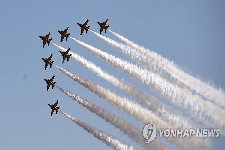 Đội hình máy bay biểu diễn “Black Eagles” của Không quân Hàn Quốc với những chiếc phản lực huấn luyện T-50. Nguồn ảnh: Yonhap.