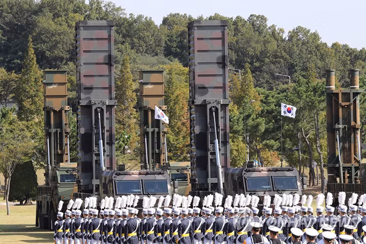 Còn đây là các hệ thống tên lửa đạn đạo Hyunmoo-1 và Hyunmoo-2, tầm bắn ước tính của chúng từ 180-800km, các loại tên lửa đạn đạo của Hàn Quốc đa phần tập trung vào khả năng tấn công chính xác hơn là tầm bắn xa. Nguồn ảnh: Yonhap.