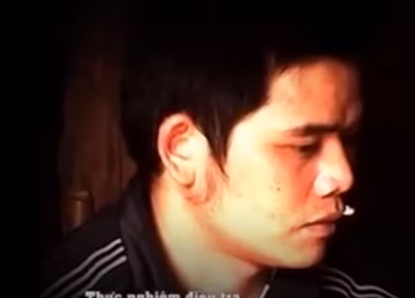 Do quen biết nhau từ trước và có rẫy ở cạnh nhau nên sáng 23/10/2013, Đàm Ngọc Duy sang rẫy của anh Phùng Văn Biên (thuộc tiểu khu 102, Lâm trường Ea Wy, xã Cư A Mung, huyện Ea H’leo) để xin thuốc hút. Thấy anh Biên ở rẫy một mình nên Duy nảy sinh ý định giết anh Biên để cướp tài sản. Cụ thể, vào khoảng 11h cùng ngày, Duy cầm chai rượu sang rẫy của anh Biên cùng ăn cơm và uống rượu với mục đích chuốc cho anh Biên say. Khi thấy anh Biên đã ngấm hơi men và nằm ngủ trên sàn gỗ thì Duy chạy xuống nhà lấy búa bổ củi dựng ở góc nhà, rồi đi đến chỗ anh Biên đang nằm ngủ. 