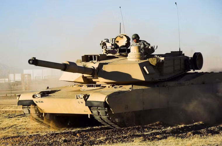 Để chống lại những viên đạn pháo tăng 125mm của Nga (cùng loại sử dụng trên Armata), M1 Abrams trang bị giáp đa lớp (như kiểu giáp Chobham của xe tăng Challenger) nhưng được bổ sung thêm vật liệu Uranium nghèo tỉ khối lớn giúp ngăn chặn có hiệu quả các loại đạn bắn vào xe tăng.