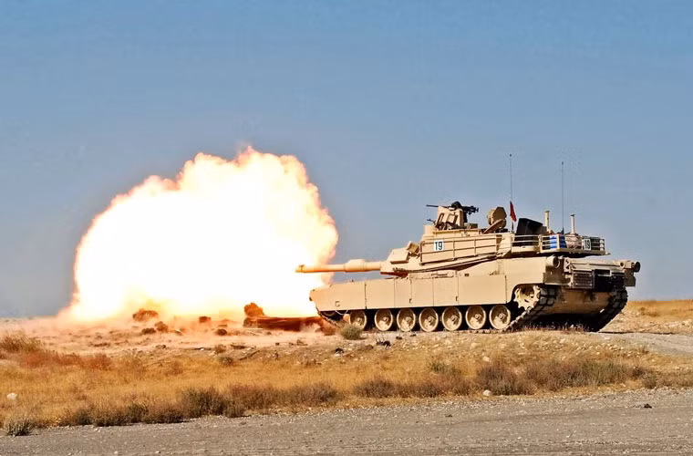 Hỏa lực của Abrams rất đáng gờm với pháo nòng trơn 120mm M256 được trang bị đạn xuyên với đầu xuyên làm bằng vật liệu uranium nghèo có tính dễ bốc cháy để tăng sự phá hủy mục tiêu, và có khả năng tự làm nhọn cho phép xuyên sâu hơn vào vỏ giáp gây thiệt hại nặng đến kíp lái xe tăng địch. Các chuyên gia quốc tế gần đây đánh giá, đạn xuyên Uranium nghèo của M256 đủ sức để xuyên phá lớp giáp của tăng T-14 Armata.