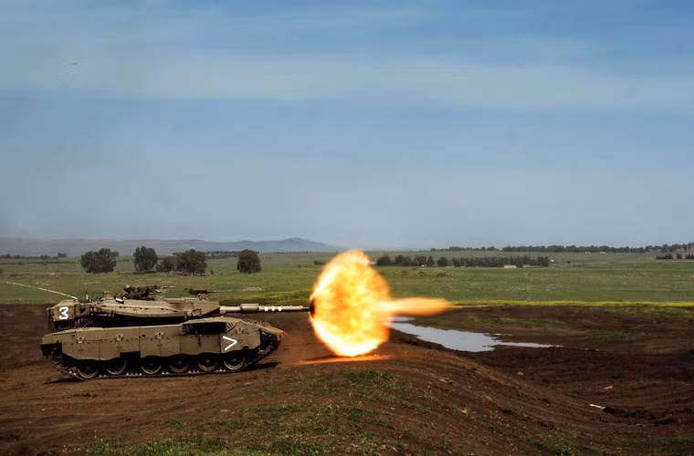 Hỏa lực chính của Merkava Mk 4 là pháo nòng trơn 120mm có thể bắn tên lửa chống tăng LAHAT qua nòng với tầm bắn 6km. Đây là loại xe tăng duy nhất thuộc phe đồng minh Mỹ bắn được tên lửa qua nòng.