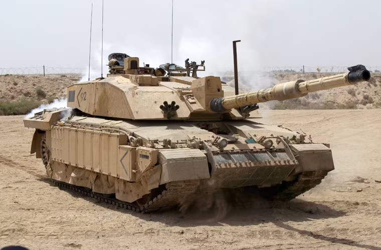 Theo một số nguồn tin, lớp giáp này được cấu thành từ nhiều vật liệu gồm: Boron (một loại quặng, được biết đến như là vật liệu chính tạo ra lớp giáp chắc chắn cho các loại xe thiết giáp), nhôm oxit, silicon và cả titan. Ngoài ra, sườn xe và thân xe còn được bọc thêm module giáp phản ứng nổ (ERA). Lớp giáp này được đánh giá là có khả năng vô hiệu hóa hầu hết (không phải tất cả) mọi loại đạn, tên lửa chống tăng.