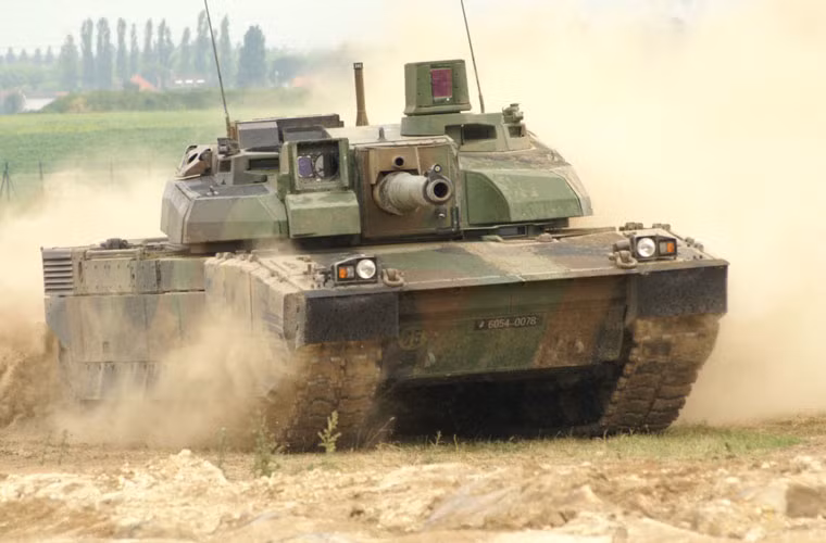 Mới đây thì người Nga tung ra đoạn clip giới thiệu hệ thống điện tử cực kỳ tối tân trên tăng T-14 Armata. Tuy nhiên, hệ thống điện tử của Armata có lẽ vẫn chưa thể bằng những gì mà người Pháp tạo ra trên siêu tăng Leclerc. Theo đó, Leclerc trang bị hệ thống chiến đấu tối tân FINDERS kết hợp hệ thống liên lạc ICONE TIS cho phép liên kết đội hình xe tăng thành một mạng lưới lên tới 100 chiếc, giúp kíp xe lên kế hoạch, hiệp đồng tác chiến dễ dàng. Đây là khả năng mà không có bất kỳ một loại xe tăng nào khác trên thế giới làm được.