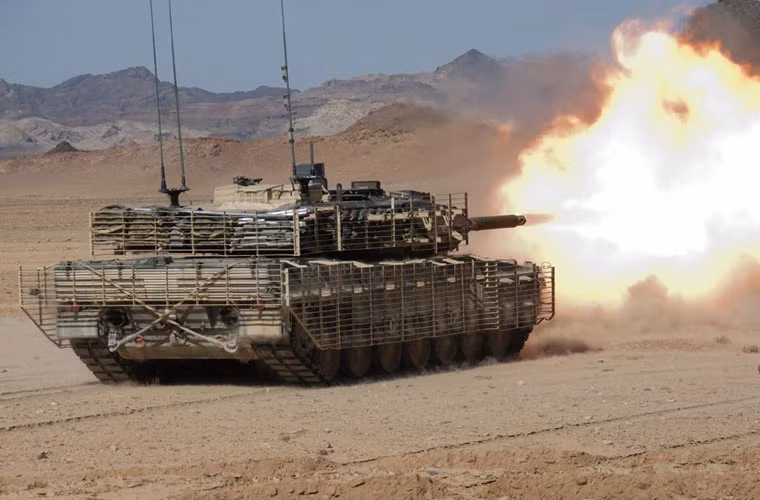 Nó được trang bị hỏa lực pháo chính 120mm L55 có tầm bắn xa hơn, chính xác hơn so với các đời Leopard 2 trước. Loại pháo này có thể bắn các đạn xuyên làm bằng vật liệu Uranium như loại đạn của M1 Abrams đủ sức để xuyên phá giáp tăng T-14.