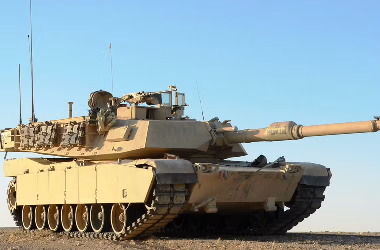 Đứng đầu bảng trong các loại xe tăng đối chọi với siêu xe tăng T-14 Armata của Nga chính là M1 Abrams – cỗ xe tăng đến từ nước Mỹ - kình địch với Nga từ thời Liên Xô. Quan hệ giữa hai cường quốc chưa lúc nào thực sự đầm ầm trong gần trăm năm qua. M1 Abrams được thiết kế cho nhiệm vụ chặn đứng hoặc cầm chân "làn sóng" xe tăng Liên Xô (Nga) tràn tới eo biển Manche trong kịch bản giả định. Vì thế, nó được đánh giá là cỗ xe tăng có hỏa lực rất mạnh, giáp bảo vệ tuyệt vời và tính cơ động cao.