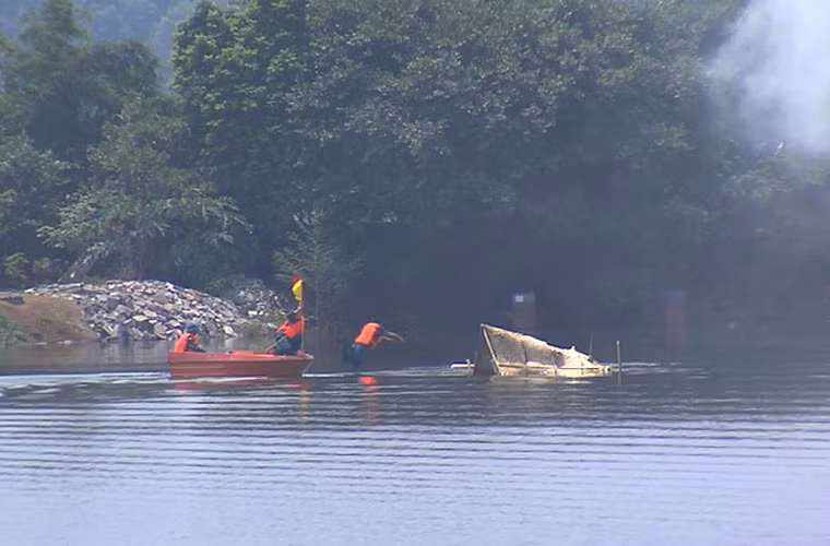 Người cứu hộ lao nhanh xuống nước để cứu nạn nhân.