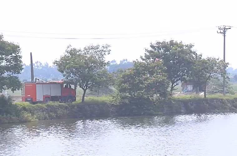 Lực lượng tham gia diễn tập trị an do cán bộ, nhân viên của Ban CHQS huyện Thanh Trì làm nòng cốt. Cuộc diễn tập có nhiều tình huống phức tạp, gây cấn, đòi hỏi khả năng cơ động và phối hợp thực hiện chặt chẽ giữa các lực lượng. Ảnh: Xe chữa cháy của lực lượng công an PCCC nhanh chóng cơ động ra hiện trường.