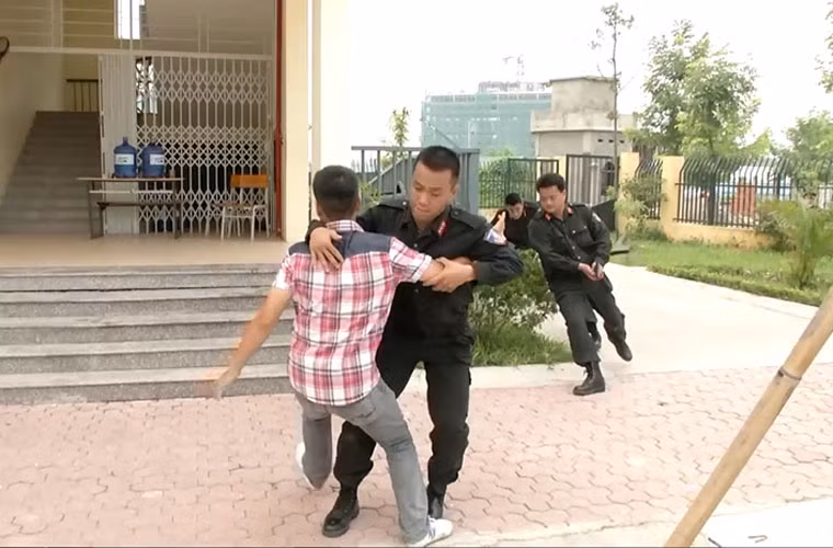 Lực lượng công an có mặt kịp thời, nhanh chóng tiếp cận và quật ngã đối tượng.