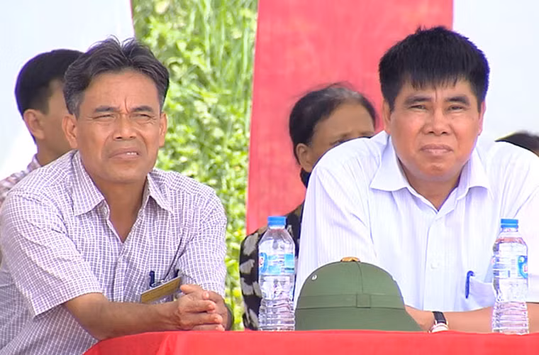 Các đại biểu tham quan diễn tập chăm chú.