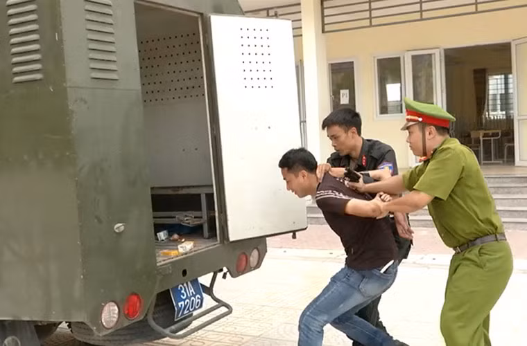 Một đối tượng khác bị khống chế ngay sau đó và bị áp giải lên xe chuyên dùng.