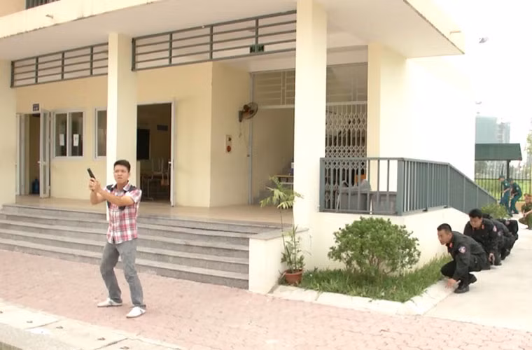 Cùng thời điểm ấy, lực lượng thanh niên quá khích bắt giữ con tin và nhốt vào trường học, làm cơ sở gây sức ép cho chính quyền.