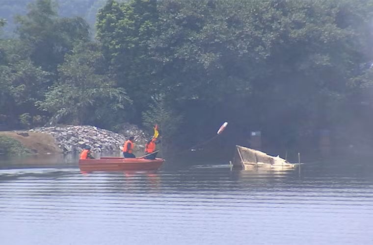 Lực lượng cứu hộ dưới nước tiếp cận nơi có người bị nạn và tung phao.