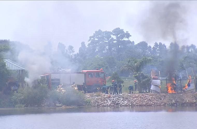 Đám cháy bùng phát ngày càng dữ dội, các lực lượng phối hợp dập tắt.