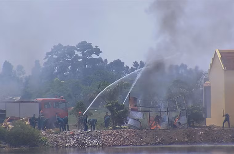 Vài phút sau, đám cháy lớn đã được khống chế.