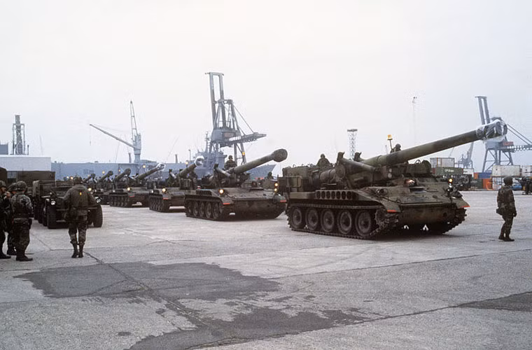 Không có tài liệu nêu chính xác việc Quân đội Mỹ triển khai bao nhiêu pháo tự hành M110 203mm tới Việt Nam cũng như thời gian cụ thể. Mặc dù vậy, các tài liệu ít ỏi cho biết rằng, M110 đã được sử dụng khi Quân đội Mỹ chính thức trực tiếp tham chiến miền Nam Việt Nam, năm 1965.