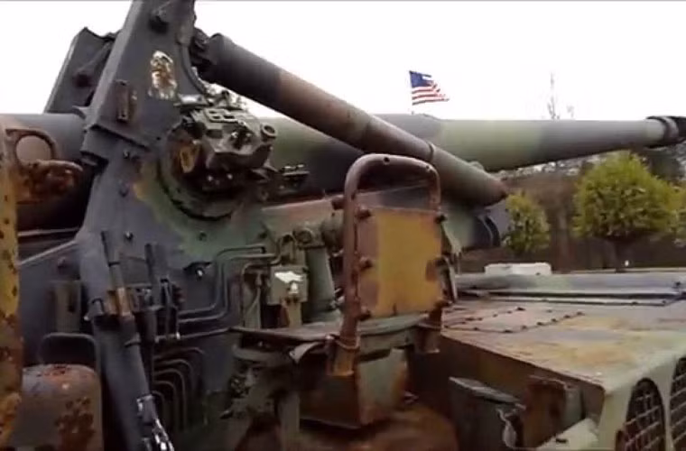 Cũng vì kích cỡ khẩu pháo quá lớn, trong khi khung bệ tự hành nhỏ bé khiến cho nó chỉ mang tối đa được 2 viên đạn cỡ 203mm. Số đạn dự trữ nằm trên xe bọc thép chở quân hộ tống cùng kíp pháo thủ còn lại.