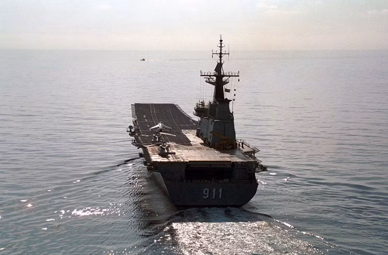 Nhằm trang bị cho tàu sân bay đầu tiên HTMS Chakri Naruebet, năm 1997, Thái Lan đã mua 9 chiếc máy bay chiến đấu AV-8S Matador từ kho vũ khí đã qua sử dụng của Hải quân Tây Ban Nha. Trong ảnh, chiếc AV-8S của Thái Lan chuẩn bị cất cánh từ tàu sân bay Chakri Naruebet – tàu sân bay duy nhất của Thái Lan và là độc nhất ở Đông Nam Á tính tới năm 2015.