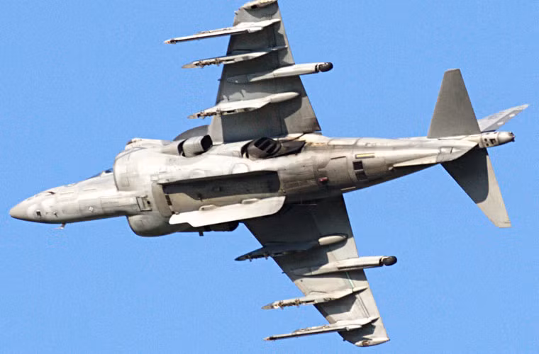 Tất nhiên, để làm nên điều kì diệu với chiến đấu cơ phản lực, nhà sản xuất sẽ trang bị cho dòng máy bay Harrier nói chung và AV-8S của Thái Lan nói riêng động cơ rất đặc biệt. Đó là động cơ tuốc bin phản lực cánh quạt đẩy Pegasus 103 kết cấu 4 vòi phun có thể quay đảo chiều. Bốn vòi phun này đặt ở gần mũi, hai đầu mút cánh và đuôi. Khi cất cánh, các vòi phun sẽ hướng xuống dưới tạo lực nâng đưa máy bay lên, khi ở ổn định trên không thì vòi phun đảo chiều tạo luồng phản lực đưa máy bay tăng tốc độ.