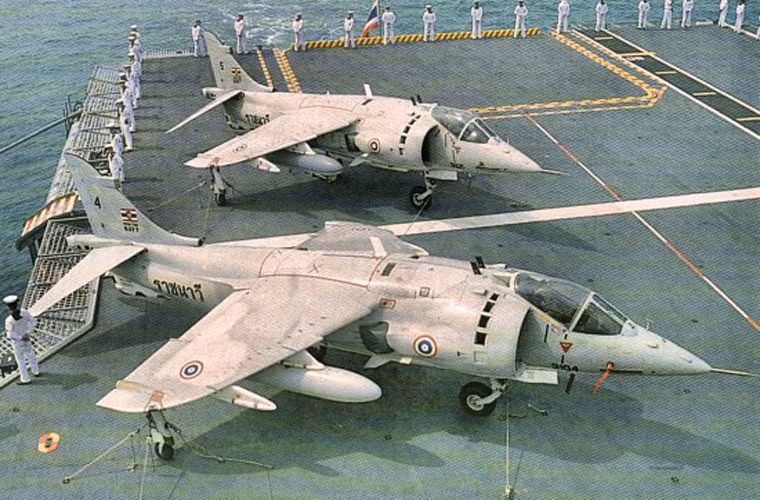 Các máy bay chiến đấu AV-8S được thiết kế cho nhiệm vụ trinh sát và chi viện hỏa lực cự ly gần. Nó có thể hoạt động trên các sân bay nhỏ hẹp nhưng mục tiêu thiết kế chính của Hawker Siddeley là tạo ra mẫu máy bay chiến đấu phản lực hoạt động trên các tàu sân bay hạng nhẹ (như chiếc của Thái Lan) hoặc các tàu đổ bộ có boong phóng máy bay.
