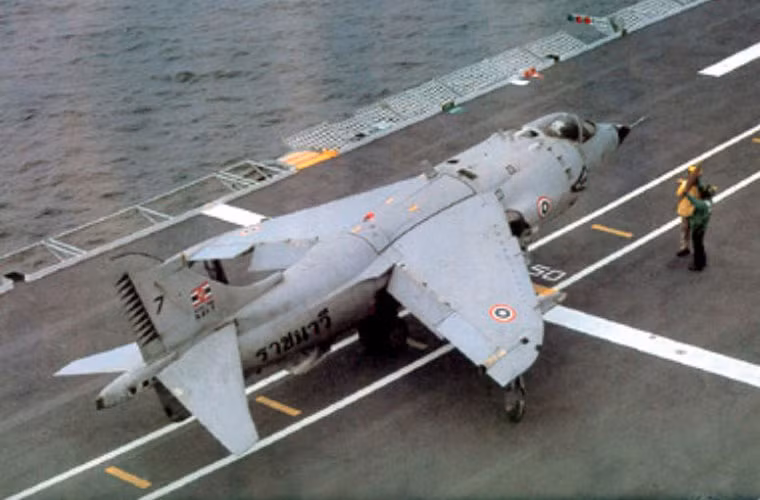 Các đường băng trên tàu sân bay hạng nhẹ hay tàu đổ bộ có boong phóng thường không thể trang bị máy phóng thủy lực. Vì vậy, việc chiến đấu cơ phản lực cất cánh từ đây là bài toán nan giải. Chính vì thế, máy bay V/STOL là giải pháp hợp lý nhất cho trường hợp này.