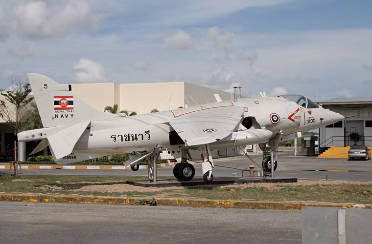 Mặc dù đã trải qua đại tu ở Tây Ban Nha, tuy nhiên, các máy bay chiến đấu AV-8S của Thái Lan hoạt động "chập chờn" hay nói cách khác là không bay thường xuyên, thậm chí mức độ sẵn sàng chiến đấu rất thấp. Năm 2006, toàn bộ 7 chiếc chiến đấu cơ AV-8S và 2 chiếc TAV-8S 2 chỗ ngồi huấn luyện bị cho nghỉ hưu.