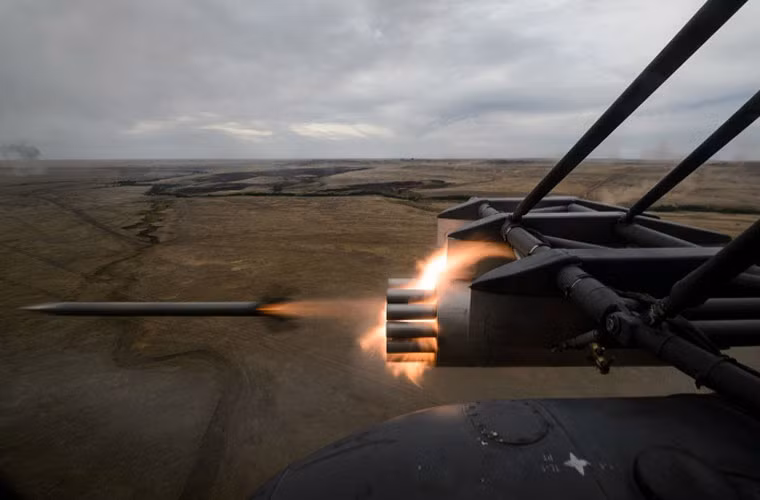 Đạn rocket bắn ra từ bệ phóng trên trực thăng Mi-8.