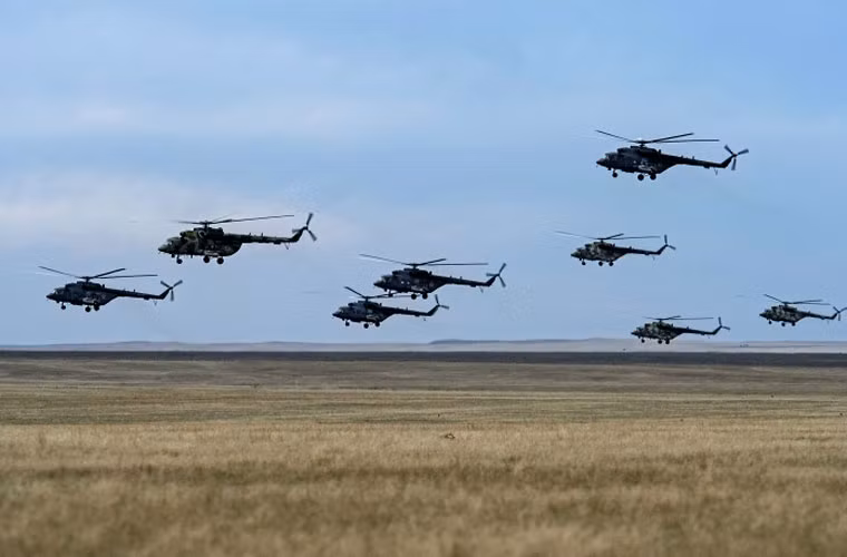 Bay thành đàn trên bầu trời vùng Ural xinh đẹp.