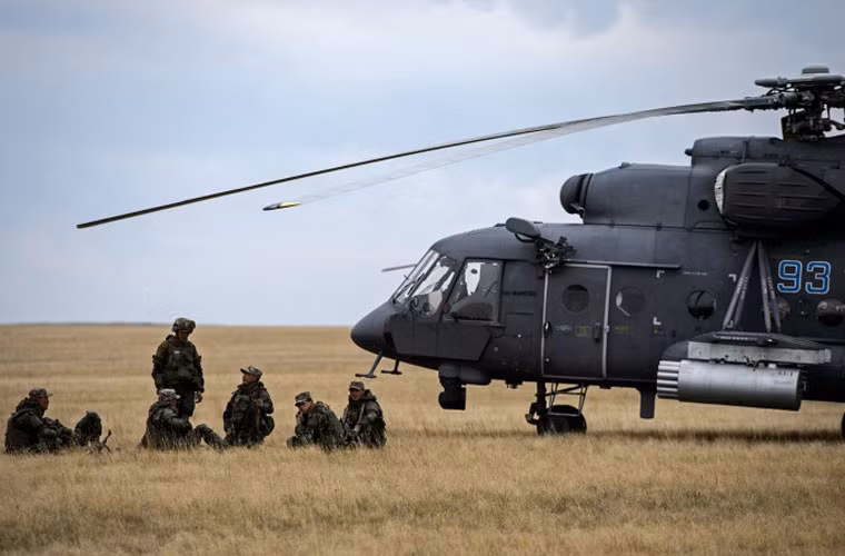 Cuộc tập trận Trung tâm 2015 từ ngày 14-20/9 có sự tham gia của 95.000 binh sĩ cùng 7.000 trang bị cơ giới, 170 máy bay và 20 tàu chiến các loại diễn ra khắp vùng Ural cũng như phần giáp các nước châu Âu. Trong số 120 máy bay có đến 150 trực thăng tham gia bắn rocket, tên lửa và vận chuyển bộ binh khắp chiến trường. Ảnh: Các binh sĩ tham gia tập trận lớn nhất nước Nga năm 2015 ngồi nghỉ ngơi bên cạnh trực thăng tấn công/vận tải Mi-8AMTSh.