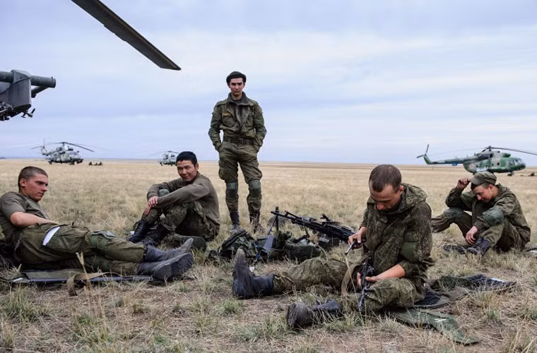 Các binh sĩ ngồi bên trực thăng nghỉ ngơi trước khi diễn ra khoa mục mới của cuộc tập trận quy mô nhất của Quân đội Nga.