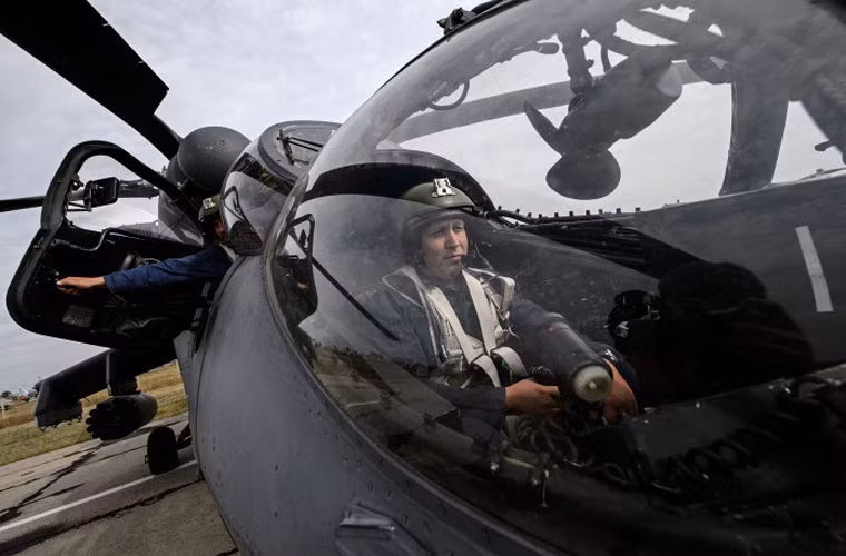 Các phi công trực thăng tấn công hạng nặng Mi-35 chuẩn bị chiến đấu.