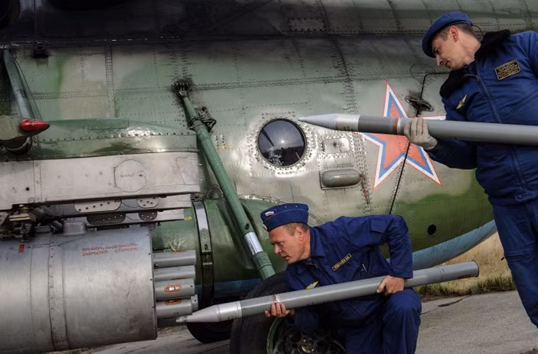 Các nhân viên kĩ thuật đang lắp đạn rocket cho bệ phóng trên trực thăng Mi-8 chuẩn bị chi viện hỏa lực cho lực lượng bộ binh, xe tăng.