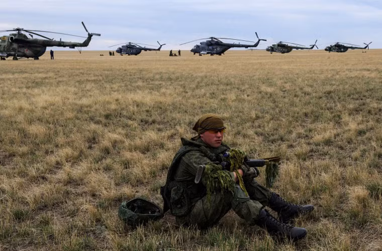 Các bức ảnh cho thấy, số trực thăng Mi-8 chiếm đa số trong 50 chiếc trực thăng tham gia tập trận Trung tâm 2015.