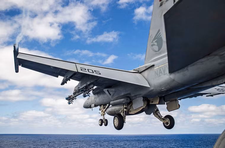 Ảnh quân sự ấn tượng ghi lại khoảnh khắc máy bay tiêm kích hạm F/A-18E/F rời boong phóng tàu sân bay USS George Washington (CVN-73).