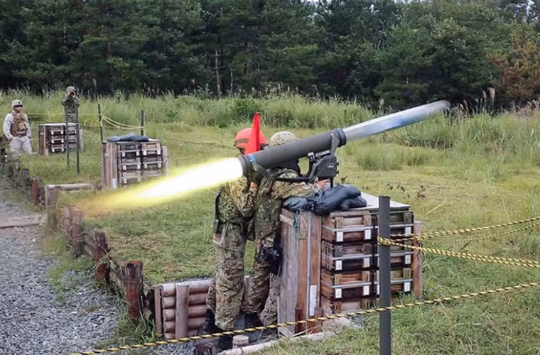 Khoảnh khắc đẹp quả đạn tên lửa chống tăng Type 01 LMAT do Nhật Bản sản xuất dời bệ phóng.