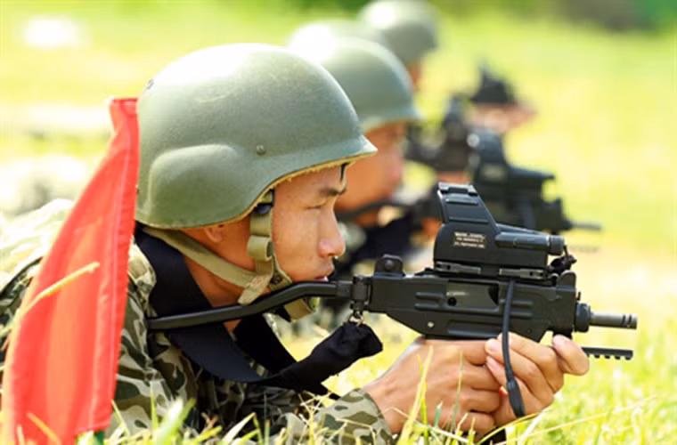 Hình ảnh chiến sĩ Đặc công đoàn 113 sử dụng khẩu tiểu liên bắn nhanh cũng thuộc những ảnh quân sự Việt Nam ấn tượng trong tuần.