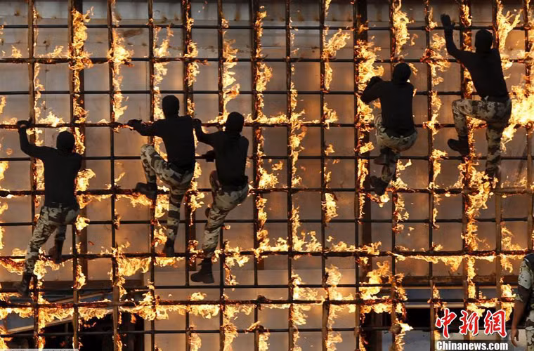 Bức ảnh quân sự đẹp và rất ấn tượng trong tuần – hình ảnh các binh sĩ Ả Rập trèo lên giàn lửa trong một cuộc diễu hành.