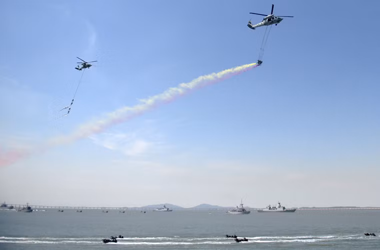 Trực thăng UH-60 cùng lính đặc biệt Hàn Quốc trình diễn bên bờ biển Incheon nhân 65 năm kỷ niệm cuộc đổ bộ của Mỹ lên bờ biển này trong chiến tranh Triều Tiên 1950-1953. Đây cũng là một trong những bức ảnh quân sự đẹp trong tuần qua.