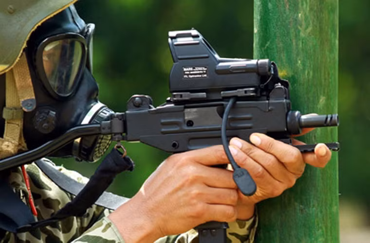 Khẩu súng mà các chiến sĩ Đặc công 113 được trang bị là loại tiểu liên Micro UZI của Israel sản xuất. Loại súng này có tốc độ bắn gần 1.000 phát/phút, tầm bắn hiệu quả 100m, được cải tiến lắp kính ngắm laser MARS.