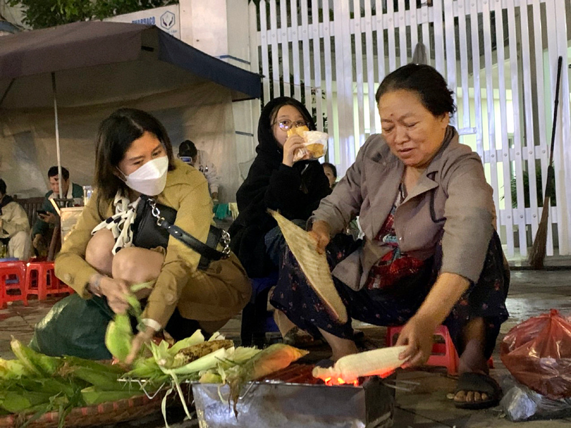 Bên bếp than hồng, ngô nướng là thứ quà vặt hấp dẫn những ngày lạn