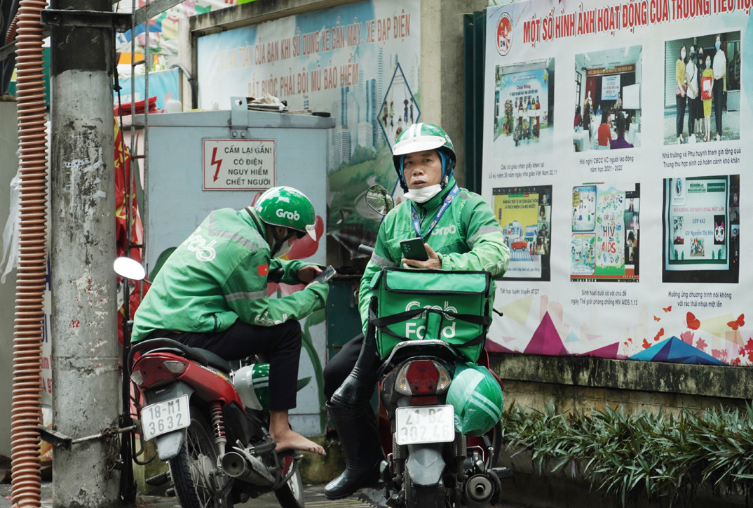 Còn anh Toại, quê ở Yên Bái đang tranh thủ dừng nghỉ cùng người đồng nghiệp trên góc phố Lò Đúc trong lúc chờ cuốc xe mới chia sẻ: “Những ngày mưa lạnh, người ta ngại ra đường mua bán nên công việc giao đưa hàng sẽ nhiều hơn..”.
