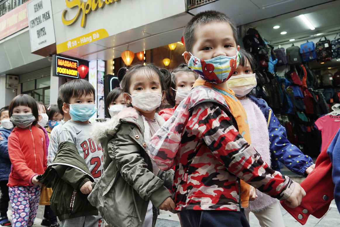 Các em nhỏ trường Mầm non Đinh Tiên Hoàng thích thú khi được các cô cho ra đường.