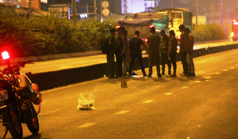 Khi đến đoạn qua địa bàn phường An Phú Đông, quận 12, TP HCM, bất ngờ bị 2 thanh niên điều khiển xe Exciter từ sau chạy lên, rút 1 vật nghi là súng bắn vào nhóm thanh niên.