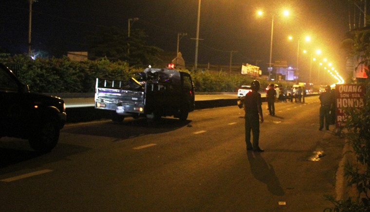 Một phần QL1A, đoạn qua địa bàn phường An Phú Đông, quận 12 (hướng từ cầu vượt Bình Phước về An Sương) được phong tỏa để CQĐT tiến hành khám nghiệm.