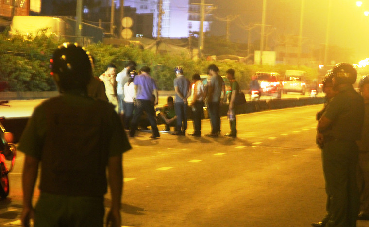 Trước đó, anh Kiệt điều khiển xe máy BKS TP HCM chở theo một người bạn tên Nam chạy trên QL1A ở làn xe máy theo hướng từ quận Thủ Đức đi quận 12 cùng nhóm khoảng 30 thanh niên khác chạy xe máy dàn hàng ngang trên QL1A.