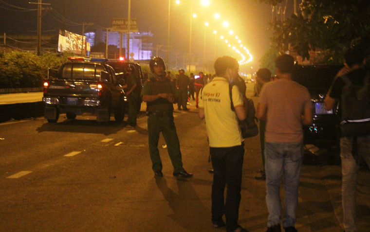 Lực lượng Cảnh sát trật tự Công an quận 12 và Công an phường An Phú Đông, quận 12 bảo vệ, phong tỏa hiện trường nghiêm ngặt để các đơn vị nghiệp vụ có liên quan làm nhiệm vụ.