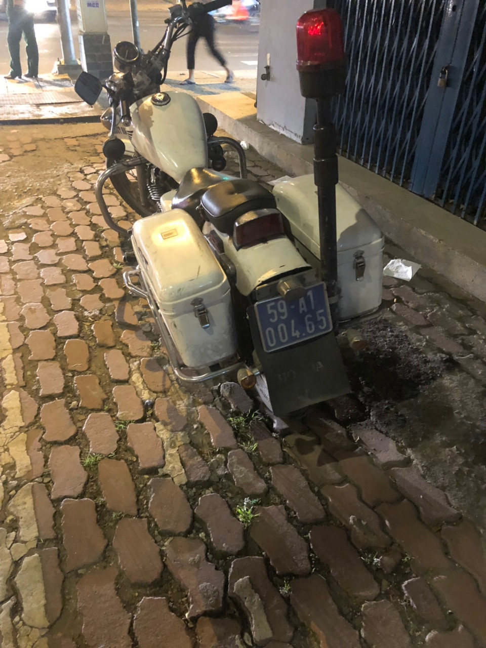 Bi 4 doi tuong la mat hanh hung khi lam viec voi canh sat giao thong-Hinh-2