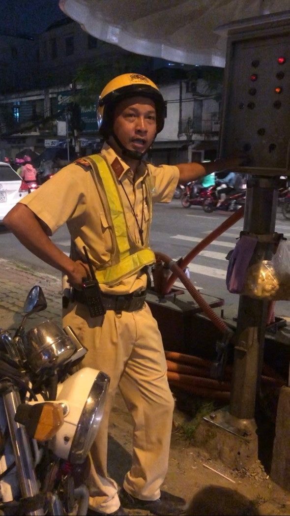 Bi 4 doi tuong la mat hanh hung khi lam viec voi canh sat giao thong